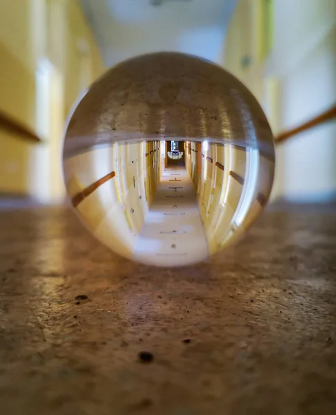 Long Couloir Vieil Hôpital Abandonné Reflété Dans Boule Verre Cristal — Photo