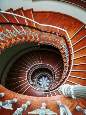 Yukarıdan aşağıya, apartmandaki süslemeli eski spiral merdivenlere bakın. 