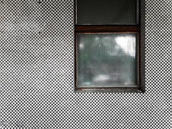 Старе Покрите Вікно Фасаді Мозаїчної Чорно Білої Плитки — стокове фото