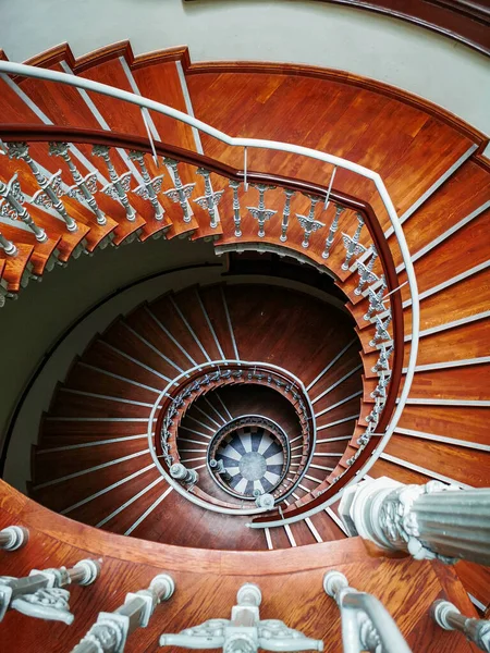 Vista Arriba Hacia Abajo Antigua Escalera Caracol Con Adornos Casa — Foto de Stock