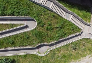 Caddeye yakın beton merdivenler ve engelliler için yolu olan köprü 