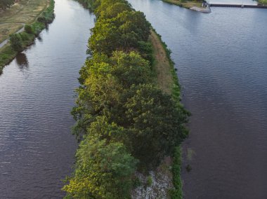 Wroclaw şehrindeki Odra nehri üzerindeki dar adanın havadan görünüşü