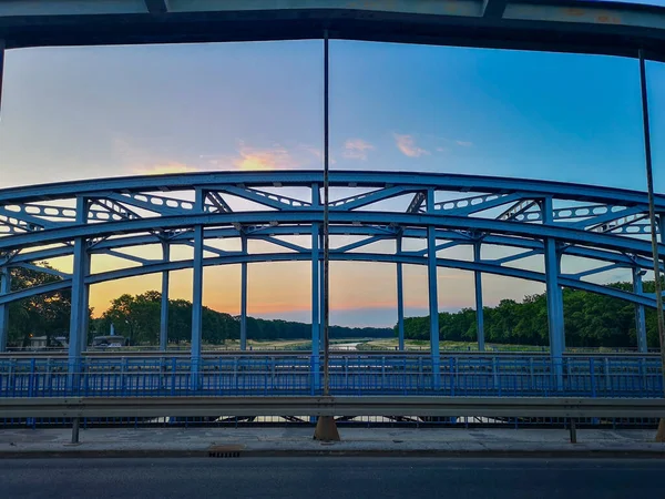 Niebieski Metalowy Most Miejski Drogą Nad Odrą Zachodzie Słońca — Zdjęcie stockowe