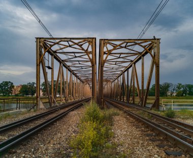Wroclaw 'daki nehir üzerindeki demiryolu köprüsünde raylar