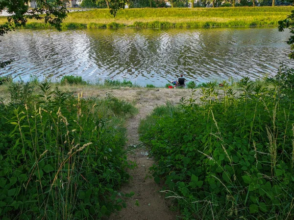 Visser Zit Buurt Van Odra Rivier Zonnige Ochtend — Stockfoto