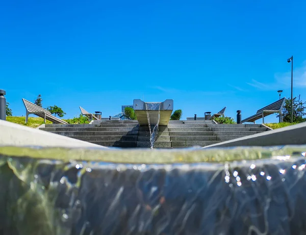 Pequeña Cascada Larga Hormigón Entre Escaleras Parque — Foto de Stock