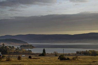 Rodop dağ Bulgaristan'da dinlenme evleri ile Batak baraj