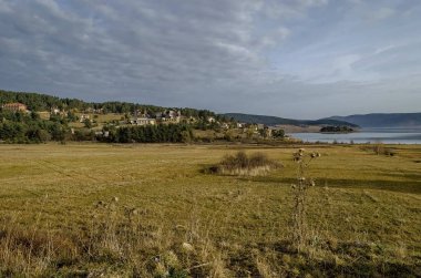 Rodop dağ Bulgaristan'da dinlenme evleri ile Batak baraj