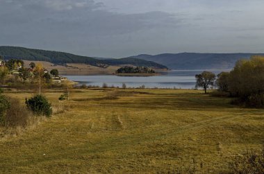 Rodop dağ Bulgaristan'da dinlenme evleri ile Batak baraj
