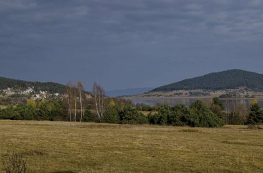 Rodop dağ Bulgaristan'da dinlenme evleri ile Batak baraj