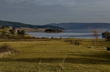 Rodop dağ Bulgaristan'da dinlenme evleri ile Batak baraj