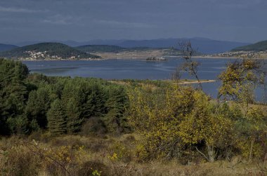 Rodop dağ Bulgaristan'da dinlenme evleri ile Batak baraj