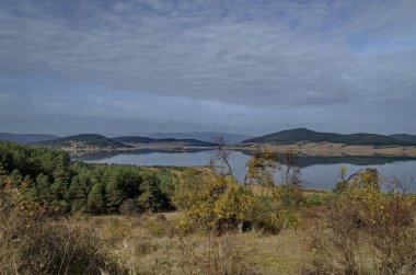 Rodop dağ Bulgaristan'da dinlenme evleri ile Batak baraj