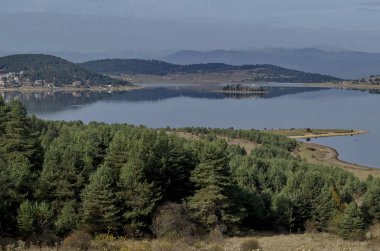Rodop dağ Bulgaristan'da dinlenme evleri ile Batak baraj
