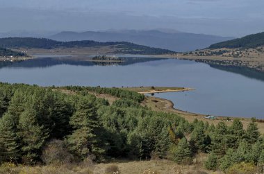 Rodop dağ Bulgaristan'da dinlenme evleri ile Batak baraj