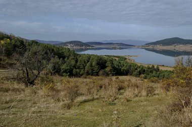 Rodop dağ Bulgaristan'da dinlenme evleri ile Batak baraj