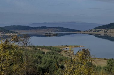 Rodop dağ Bulgaristan'da dinlenme evleri ile Batak baraj
