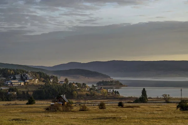 Rodop dağ Bulgaristan'da dinlenme evleri ile Batak baraj