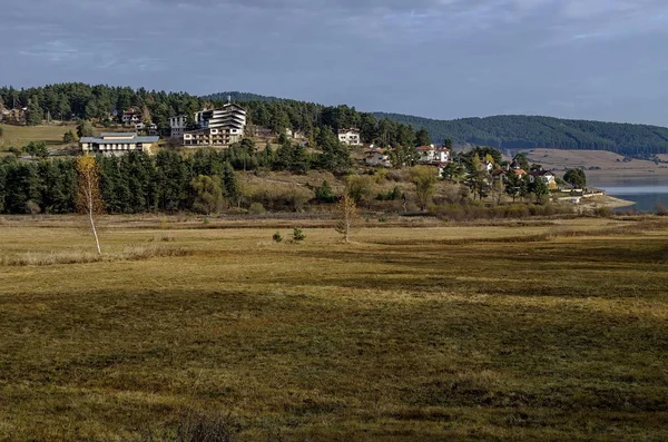 Rodop dağ Bulgaristan'da dinlenme evleri ile Batak baraj
