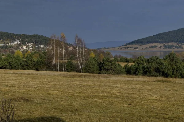 Rodop dağ Bulgaristan'da dinlenme evleri ile Batak baraj