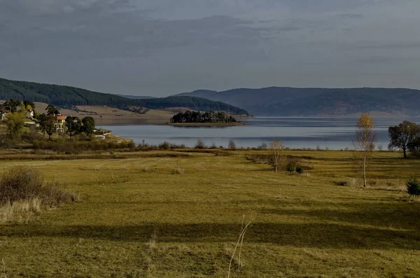 Rodop dağ Bulgaristan'da dinlenme evleri ile Batak baraj