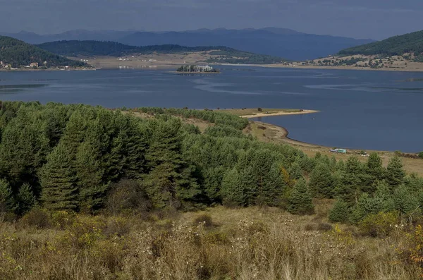 Rodop dağ Bulgaristan'da dinlenme evleri ile Batak baraj