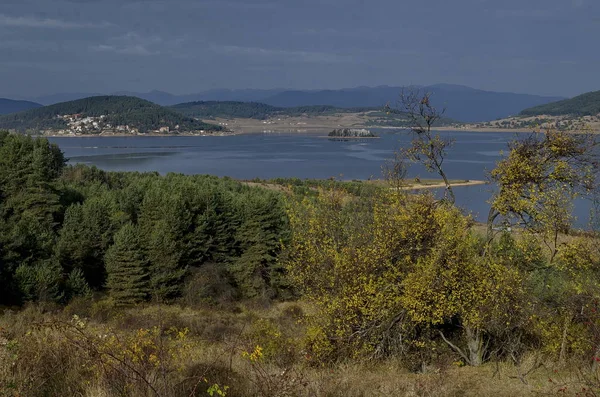 Rodop dağ Bulgaristan'da dinlenme evleri ile Batak baraj