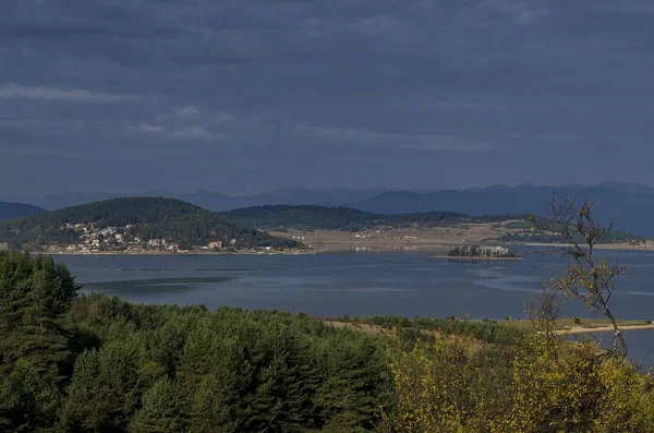 Diga Batak Con Case Riposo Sul Monte Rodopi Bulgaria — Foto Stock