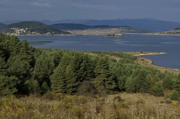 Rodop dağ Bulgaristan'da dinlenme evleri ile Batak baraj