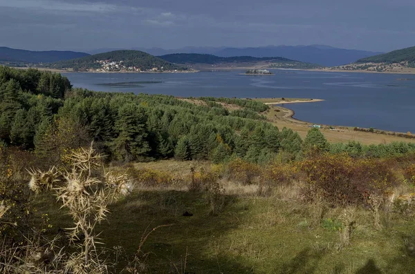 Rodop dağ Bulgaristan'da dinlenme evleri ile Batak baraj