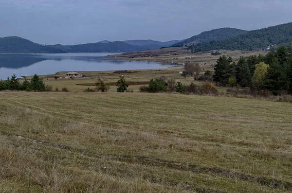 Rodop dağ Bulgaristan'da dinlenme evleri ile Batak baraj