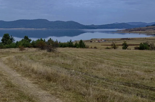 Rodop dağ Bulgaristan'da dinlenme evleri ile Batak baraj