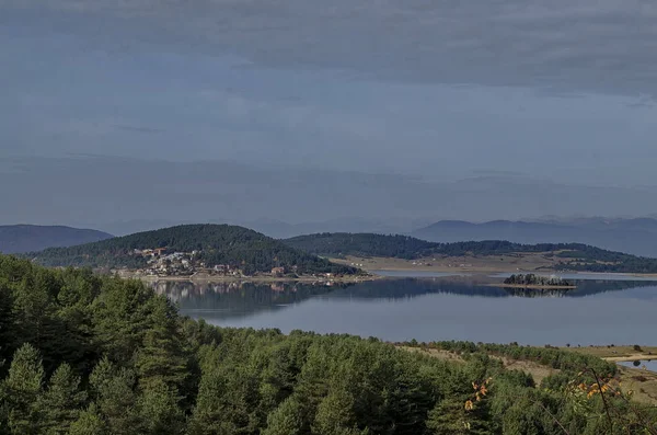 Presa Batak Con Casas Descanso Montaña Rodopi Bulgaria — Foto de Stock