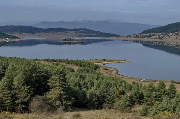 Rodop dağ Bulgaristan'da dinlenme evleri ile Batak baraj