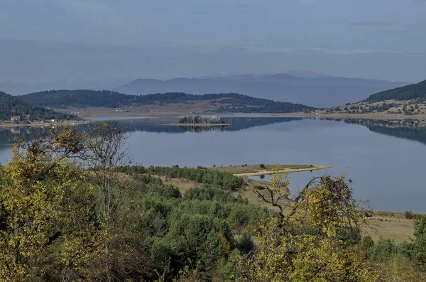 Rodop dağ Bulgaristan'da dinlenme evleri ile Batak baraj