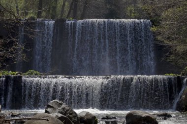 Bulgaristan 'ın Vitosha Dağı' ndaki Pancharevo köyü yakınlarındaki Bistritsa nehrindeki şelale manzarası