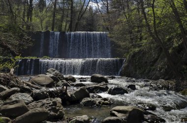 Bulgaristan 'ın Vitosha Dağı' ndaki Pancharevo köyü yakınlarındaki Bistritsa nehrindeki şelale manzarası