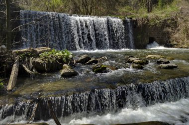 Bulgaristan 'ın Vitosha Dağı' ndaki Pancharevo köyü yakınlarındaki Bistritsa nehrindeki şelale manzarası