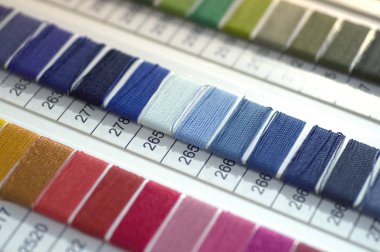 Konu kataloğu. Çok renkli mobilya konu. Tekstil Sanayi arka plan bulanık. Makro, Tasarım kavramı