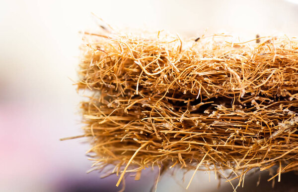 Матрас с кокосовым волокном. Кокосовый орех. Тертый кокосовый скорлупа для производства матрасов. текстура, натуральный фон
.