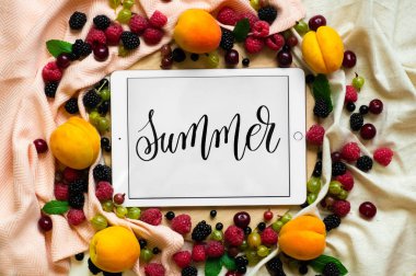 Tablet sözler yaz ahşap arka plan üzerine taze meyve ile kalıyor. Yaz, yukarıdan görünüm kavramı. Kopya alanı. 