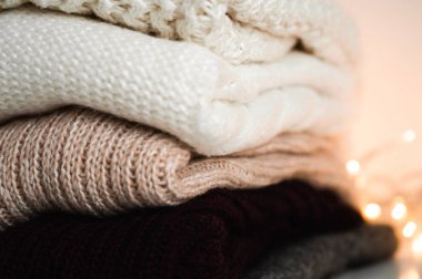 Sıcak kazak. Sıcak arka plan, metin, sonbahar kış konsepti için yer Triko kazak örme elbise yığını. Kopya alanı