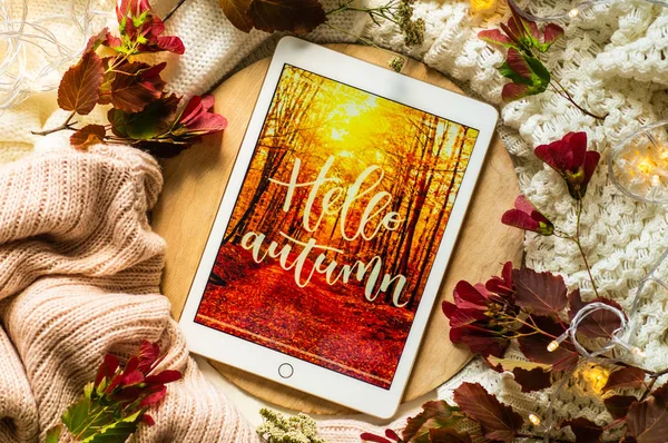 La tablette dit le mot bonjour automne avec des feuilles rouges et un dais sur le fond en bois. Concept de l'automne. Vue d'en haut . — Photo