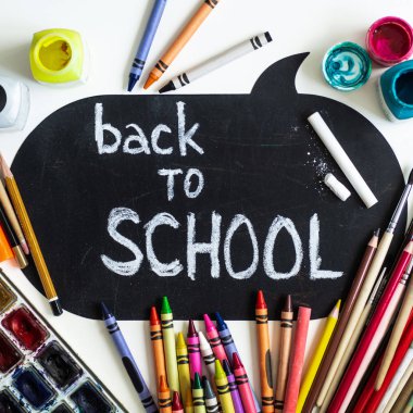 Geri okul kara tahta etiketi için okul malzemeleri tahta arka plan ile. Tasarımınız için hazır. Geri okul kavramı