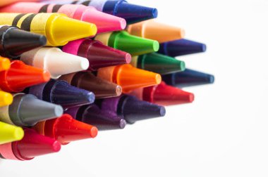 Okula dönüş. Beyaz arka plan üzerinde izole çok renkli kalemler. metin için yer 