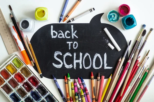 Geri okul kara tahta etiketi için okul malzemeleri tahta arka plan ile. Tasarımınız için hazır. Geri okul kavramı