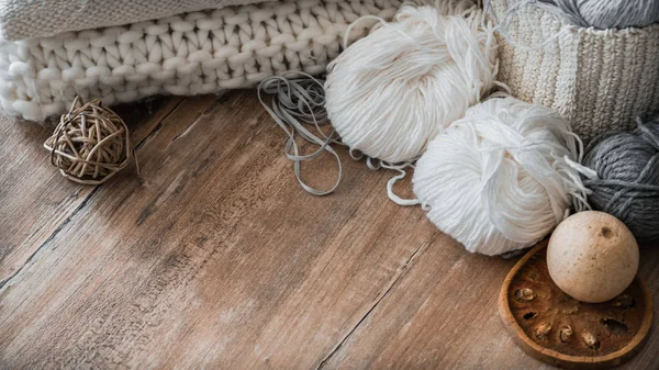Un panier tissé avec du fil blanc pour tricoter et tricoter des aiguilles. Pull blanc et fil pour tricoter en gros plan. Place pour le texte — Photo