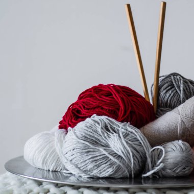 çok renkli iplik örme bir tabak içinde için. İplik örme üzerinde beyaz bir arka plan için. Örgü dikiş bir tür olarak. Örgü iğneleri