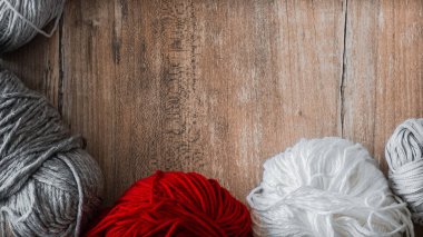 çok renkli iplik örme için. İplik örme ahşap arka plan için. Örgü dikiş bir tür olarak. Örgü iğne ve çok renkli iplik parlak bak.