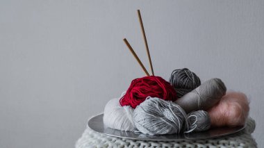 çok renkli iplik örme bir tabak içinde için. İplik örme üzerinde beyaz bir arka plan için. Örgü dikiş bir tür olarak. Örgü iğneleri